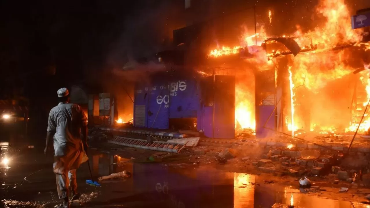 Пәкістанда сауда орталығынан өрт шығып, 6 адам қаза тапты