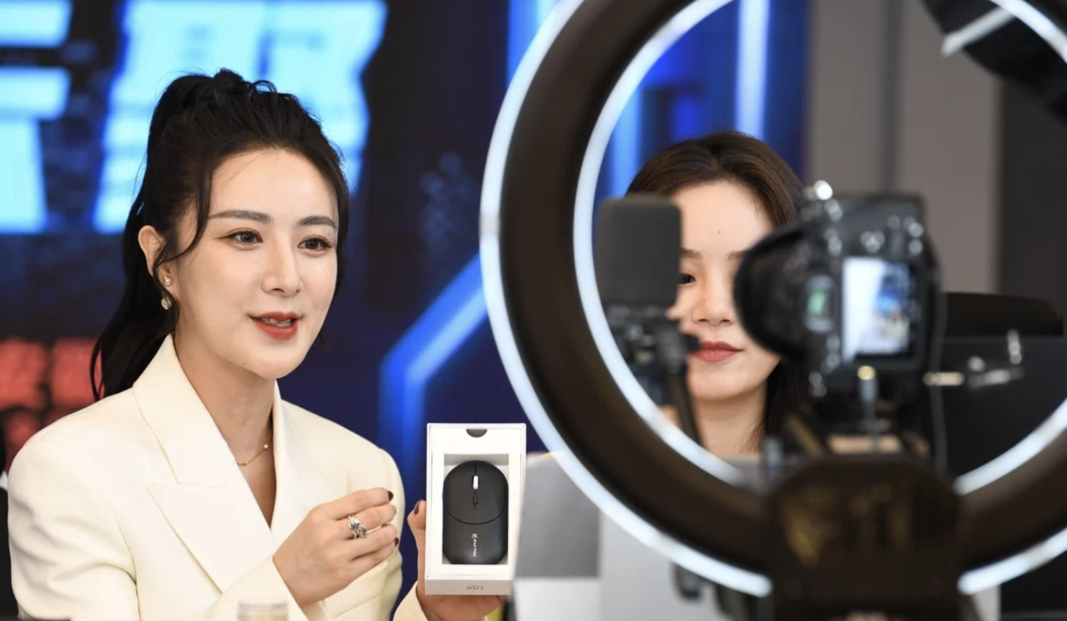 Қытай тікелей эфирде тауар сататындар мен онлайн дүкендерге талапты қатаңдатты