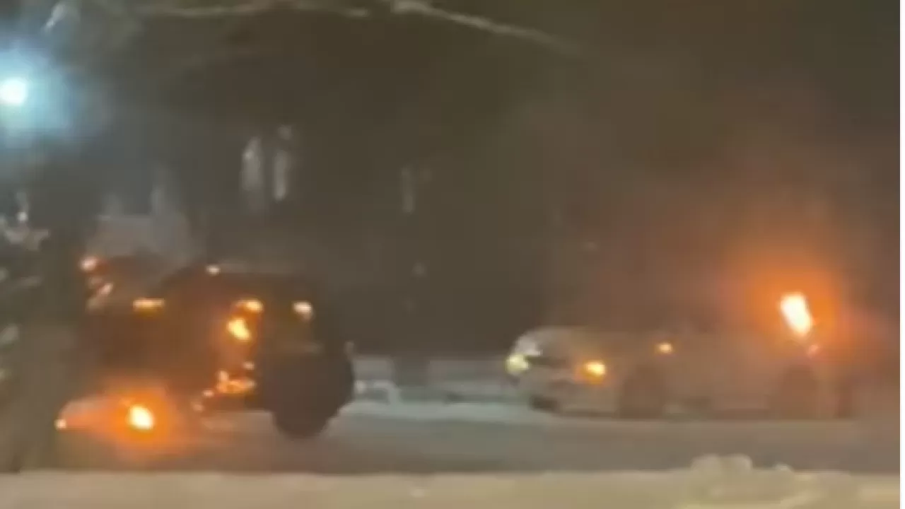 Семейде 66 жастағы ер адам полицияның 2 көлігін өртеп жіберді