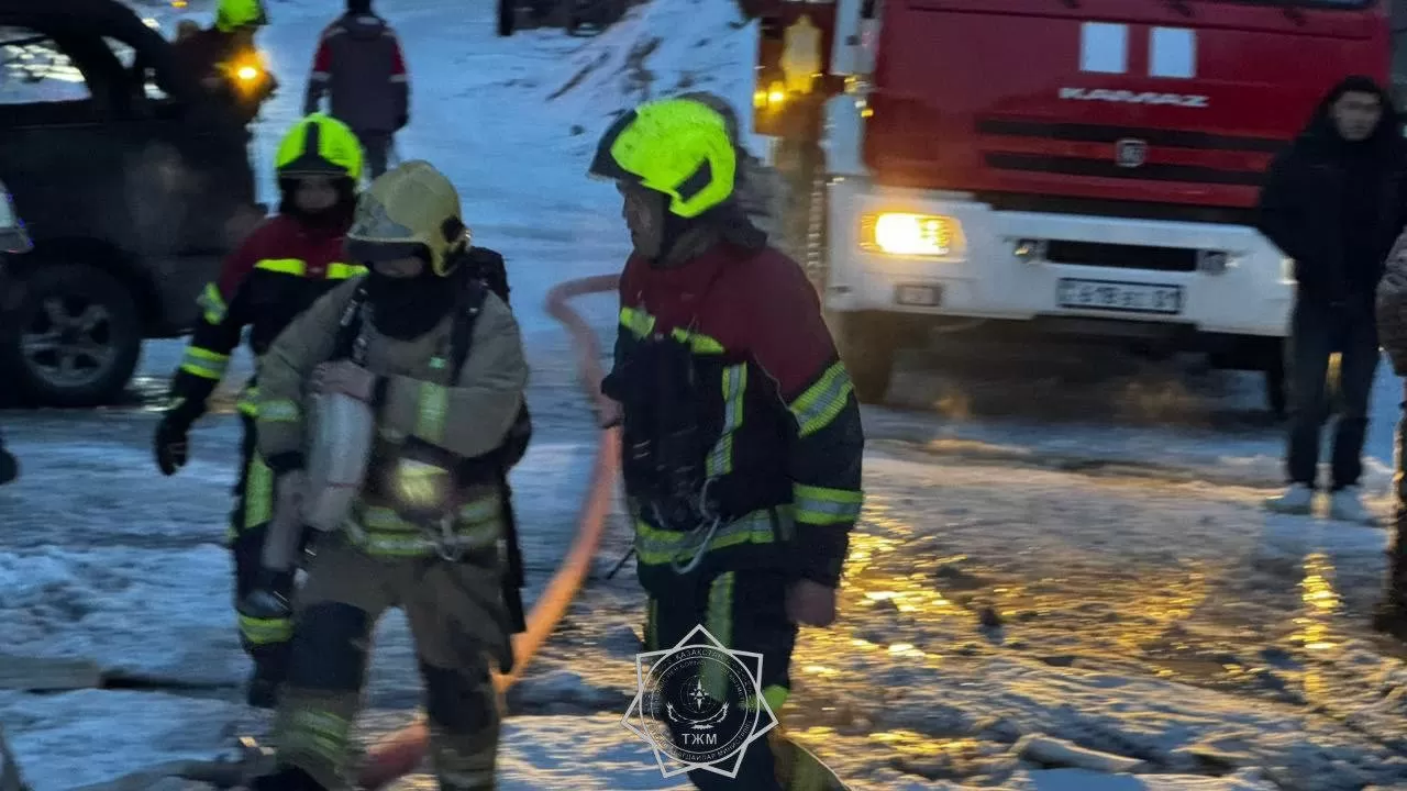 Пожар в Тобыле: МЧС спасло 5 человек, включая ребенка, из горящего дома