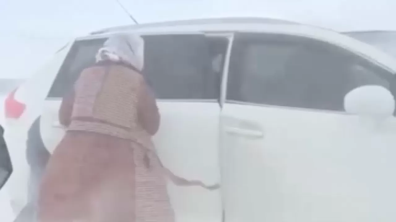 Спасатели вытащили семью из снежного заноса в Мангистауской области 