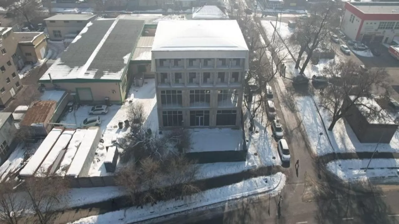 Четырехэтажное здание сносят в Алматы