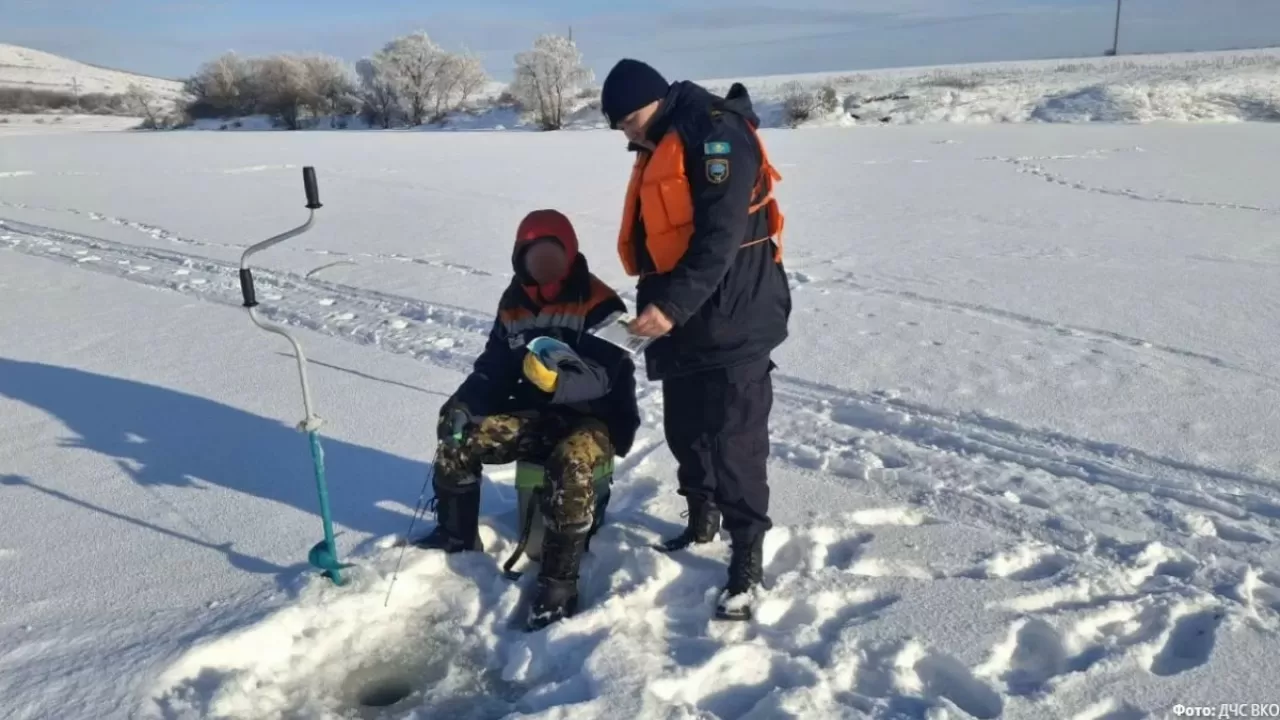 Құтқару кеудешесін кимей мұзға шыққан балықшыларға айыппұл салынды