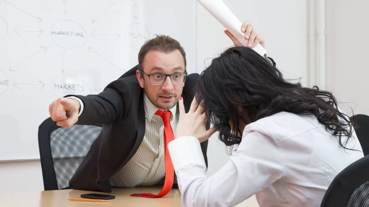 Принуждают, унижают, запугивают: депутат требует проверки деструктивных тренингов 