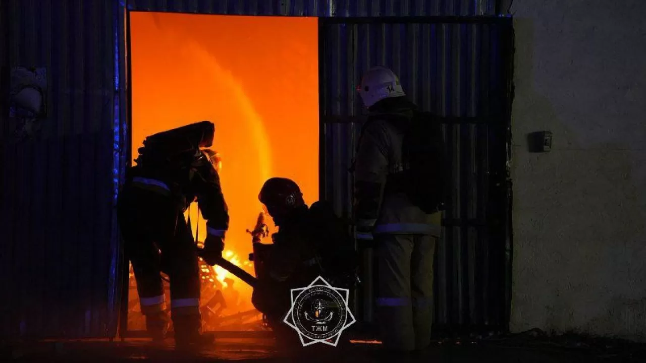 Алматыда ірі қойма өртенді