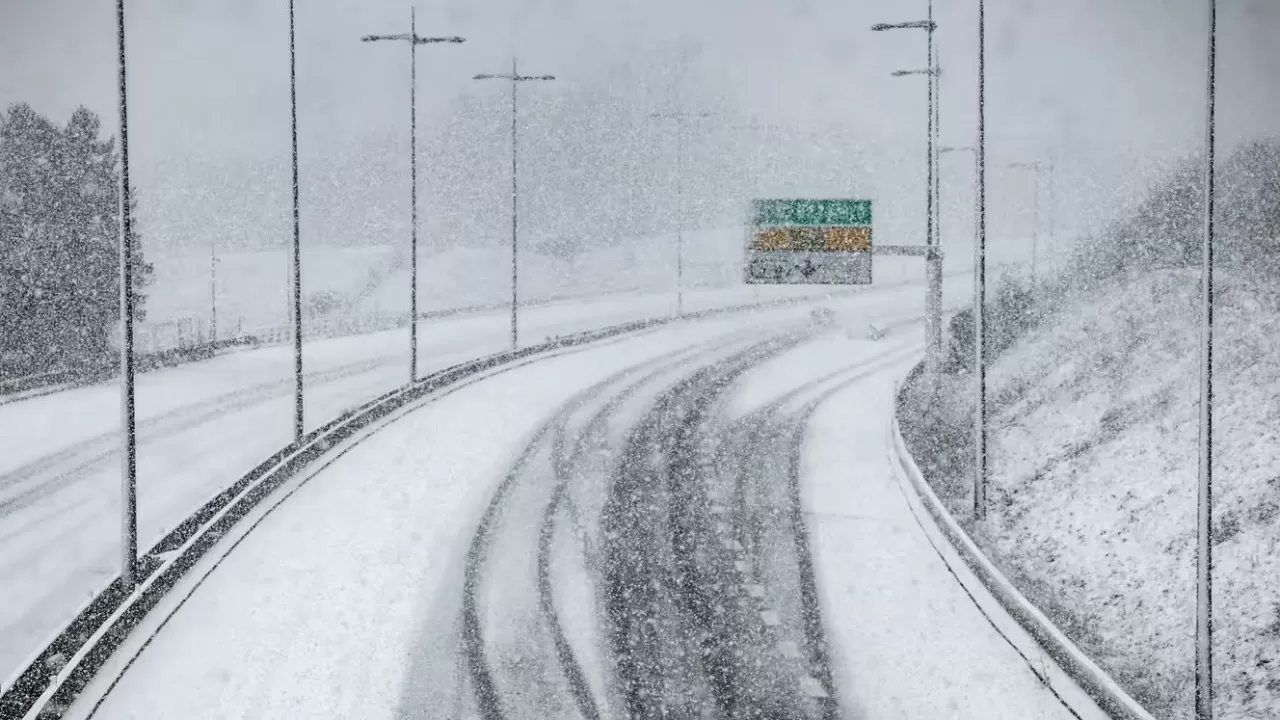 Мощный ураган "Горетти" оставил без света тысячи домов во Франции