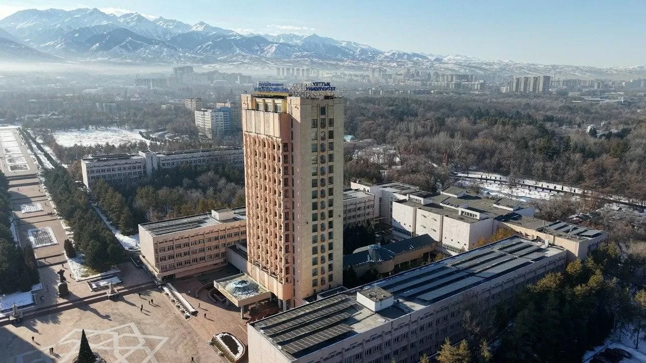 ҚазҰУ оқу корпустарының шатырына күн панельдері орнатылды