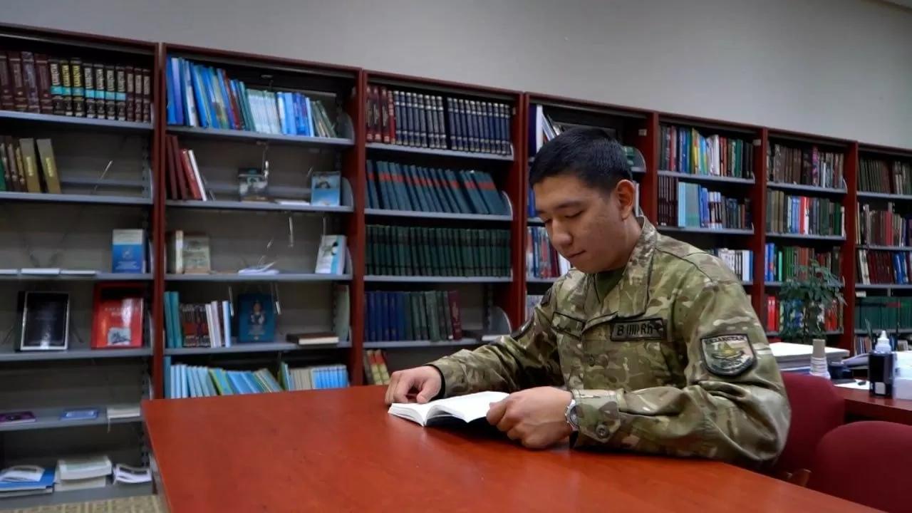 Ұлттық қорғаныс университетінде полиглот сарбаз қызмет етеді