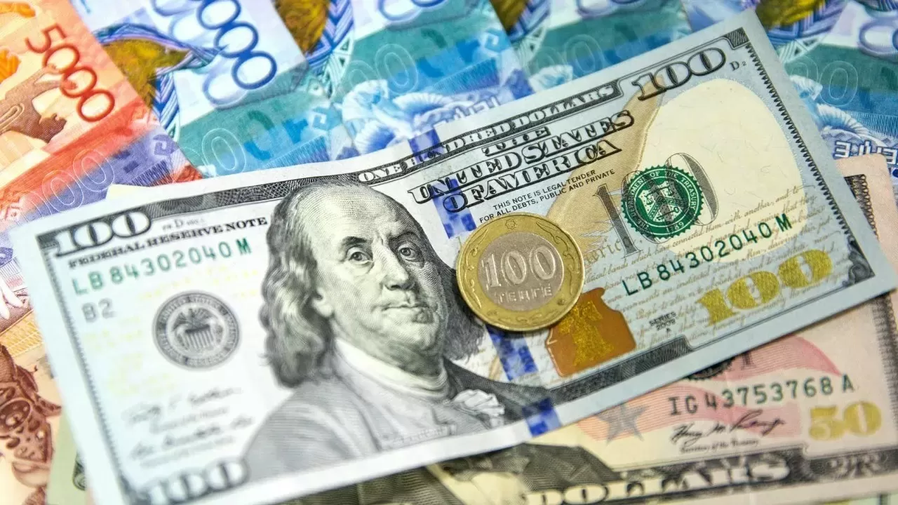 Валютный коридор на выходные: сколько стоят доллар и евро в обменниках Казахстана