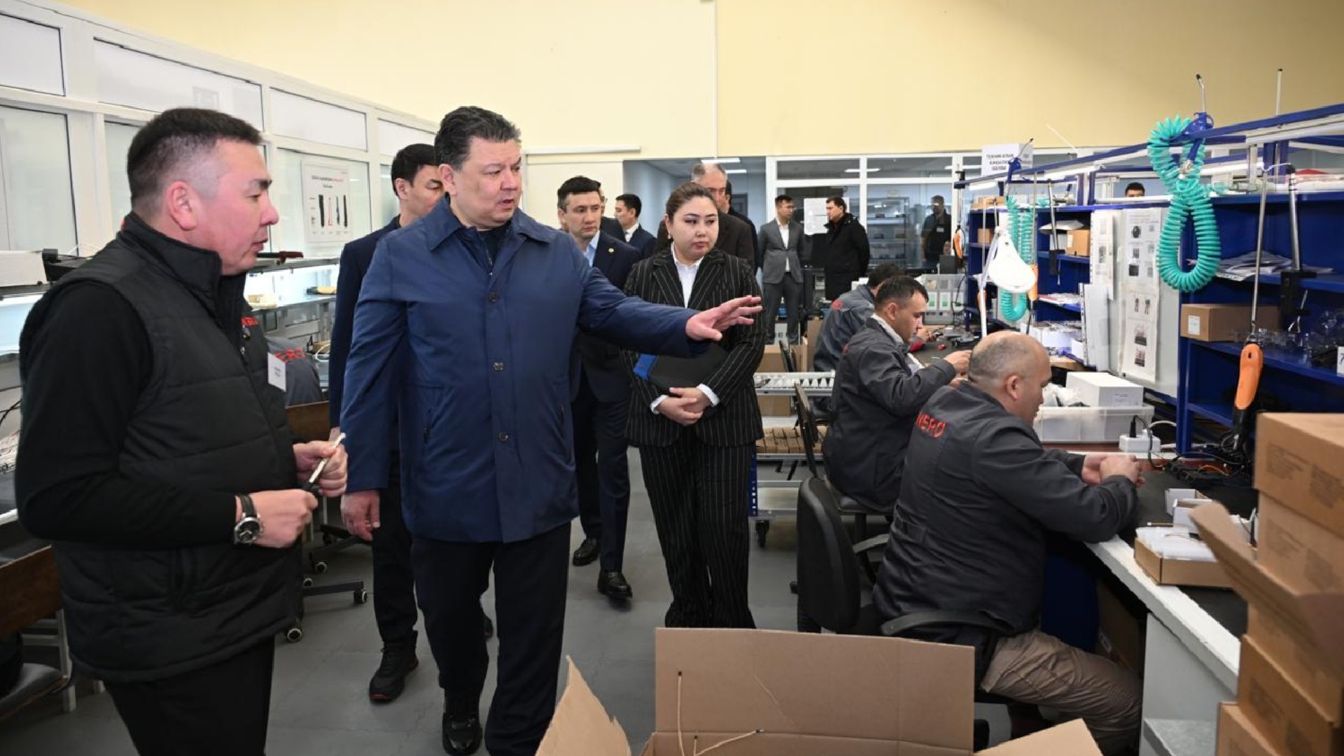 Қанат Бозымбаев Алматыдағы есептеу аспаптарын шығаратын кәсіпорындарға барды