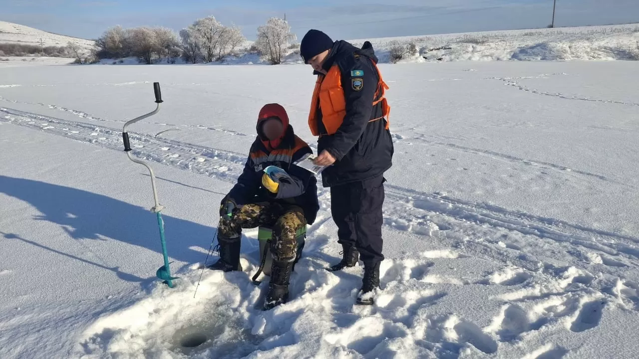 В ВКО рыбаков штрафуют за выход на лед без спасательных жилетов