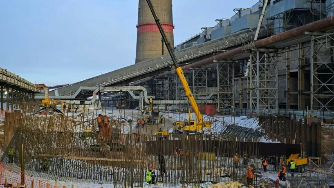 Асайын Байханов Екібастұздағы "МАЭС-1" түтін мұржасын салу барысымен танысты