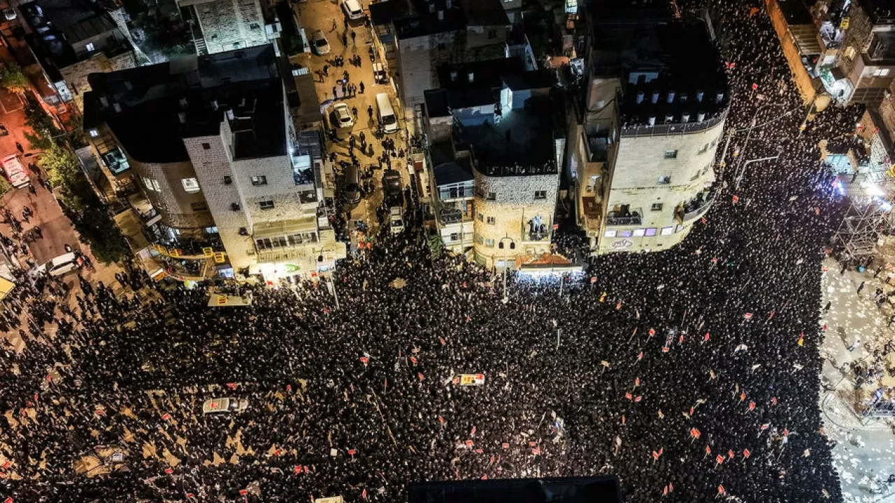 В Иерусалиме автобус наехал на протестующих против призыва в армию