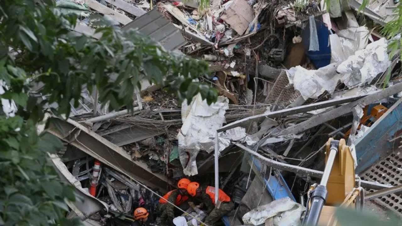 Обвал на свалке Филиппин: десятки рабочих погребены под завалами