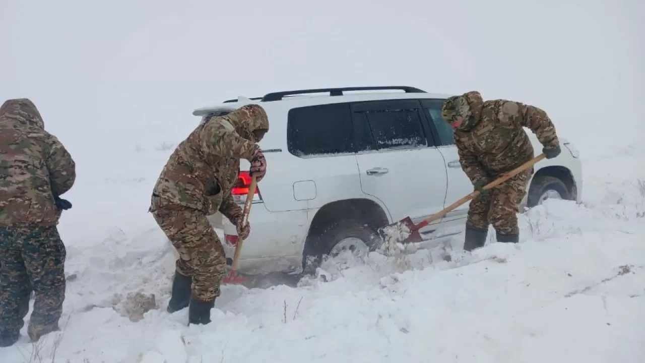 Снег, метель, гололёд: как казахстанские спасатели выручали водителей 