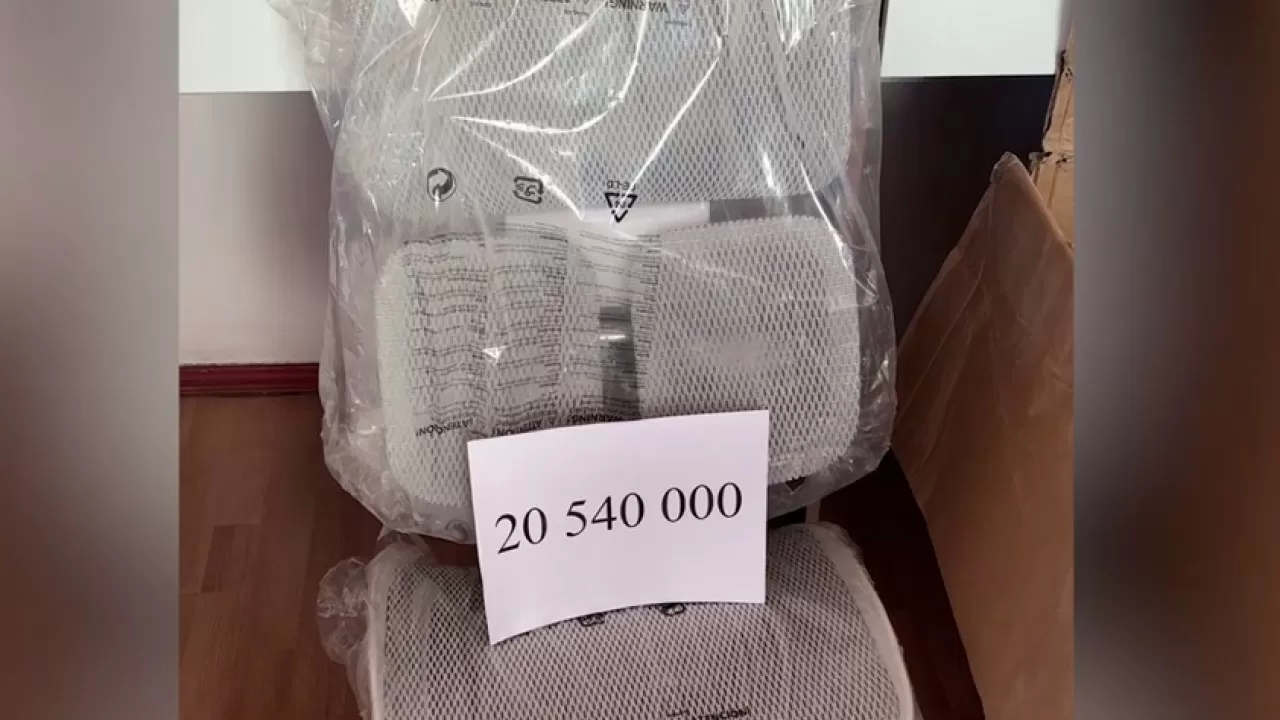 Кресло за 20 млн тенге закупили в одном из вузов Казахстана 