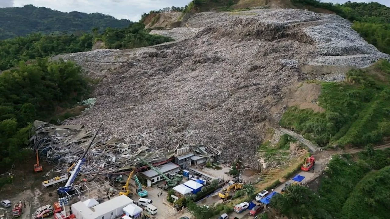Несколько тел нашли на месте мусорного оползня на Филиппинах
