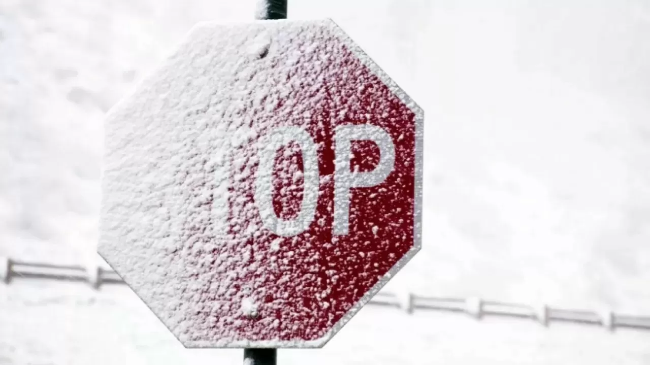 Трассы на замке: в пяти областях Казахстана ввели жесткие ограничения