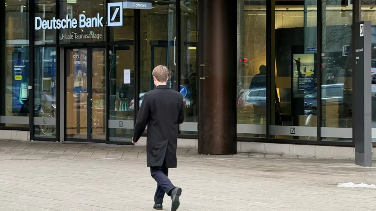 Крупнейший банк Германии под следствием: обыски связывают с олигархом из РФ 