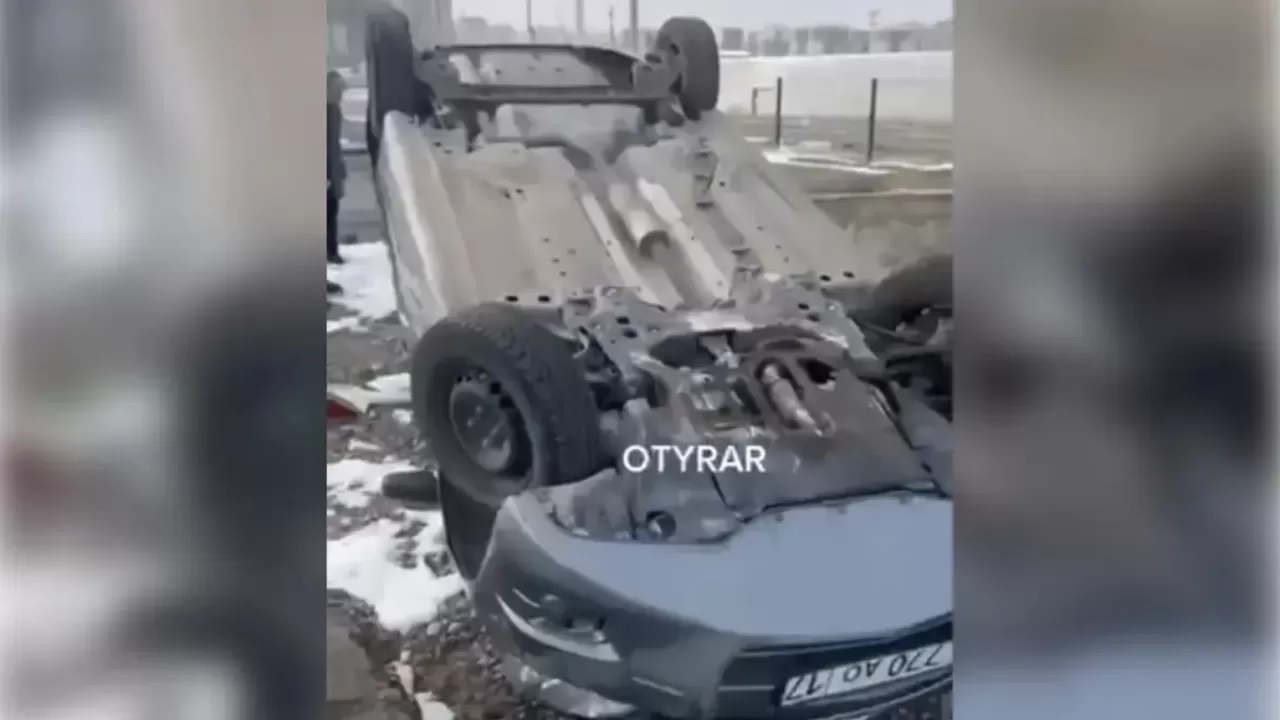 Шымкентте жүргізуші куәлігін алуға емтихан тапсырған бойжеткен көлікті аударып алды