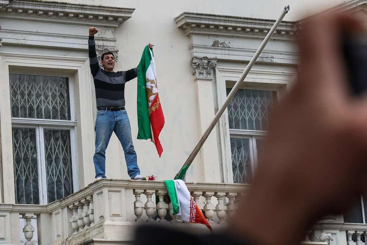 Иран Лондонда туы алынып тасталғандықтан, Ұлыбритания елшісін шақырды