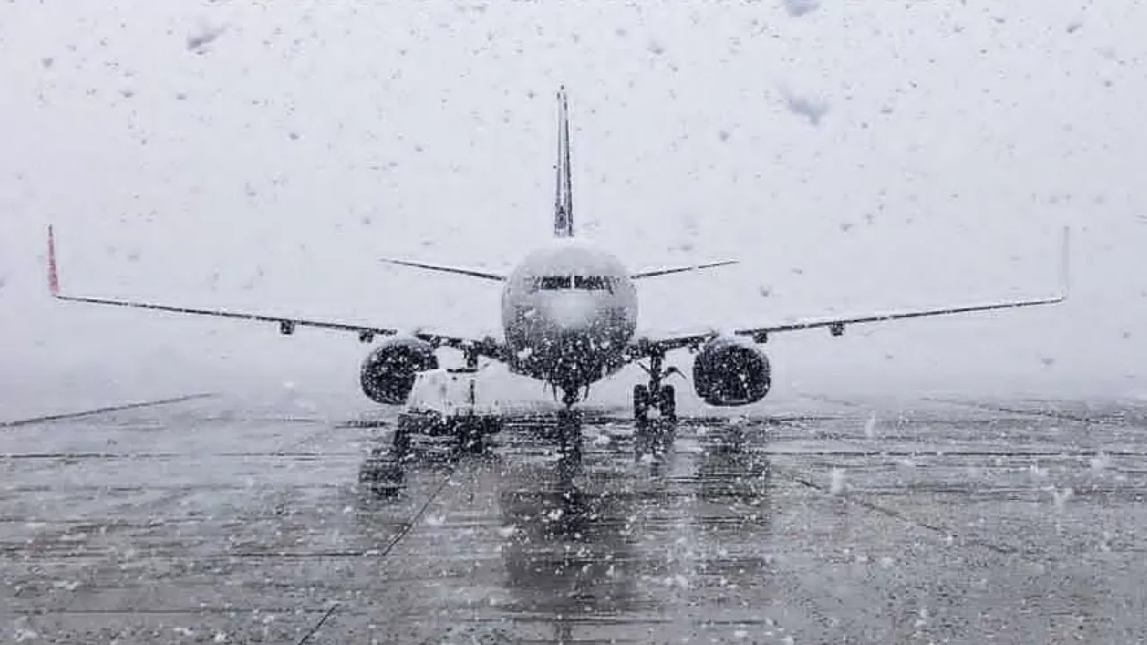 Ледяной дождь парализовал работу аэропортов Европы