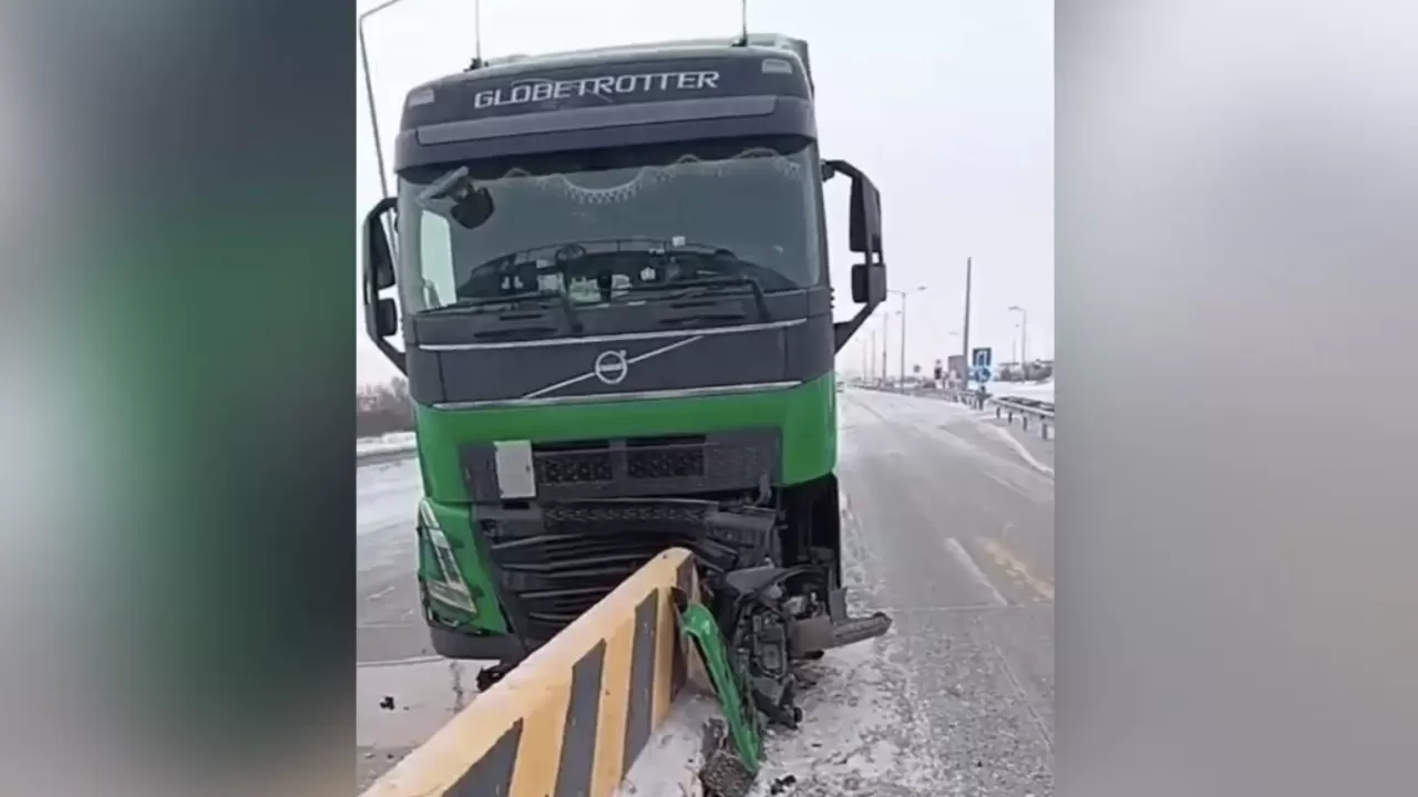 "Жүргізуші рөлде ұйықтап кеткен": Жүк көлігі бетон қоршауға соғылды