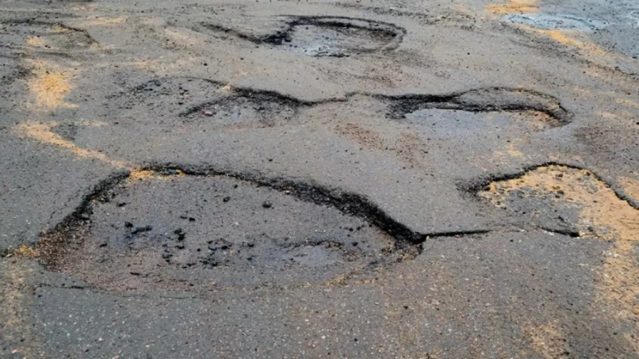 В Мангистау показали ямы на дорогах, которые стоили подрядчику крупного штрафа 