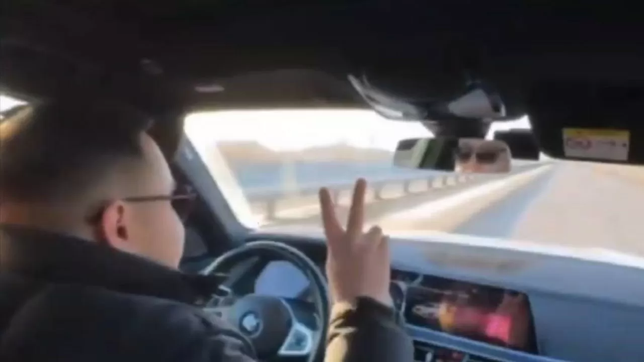 Иманбек жолда қалған жолаушыларға көмек көрсетті