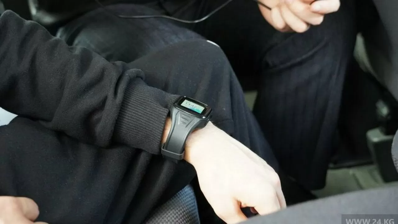 Впервые семейных агрессоров начали отслеживать электронными браслетами 