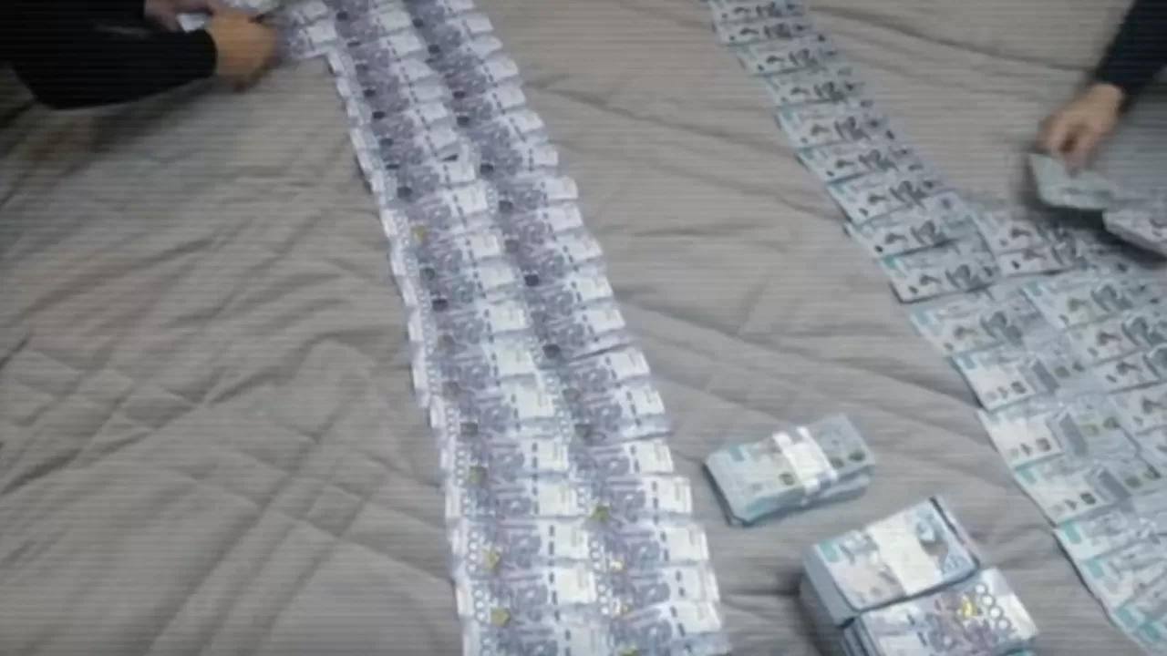 В доме задержанного чиновника нашли почти 122 млн тенге и 98 тыс. долларов 