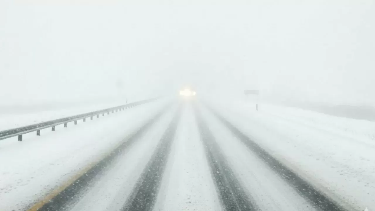 Яростный шторм и ледяной плен: на Казахстан обрушилась опасная стихия