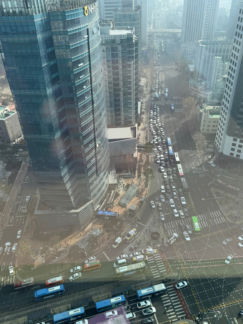 Сеулде 10 жолаушысы бар автобус алып ғимаратты зақымдады