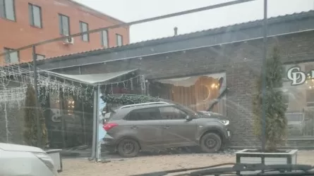 Атырауда 70 жастағы жүргізуші көлігімен мейрамхана ғимаратына соғылды