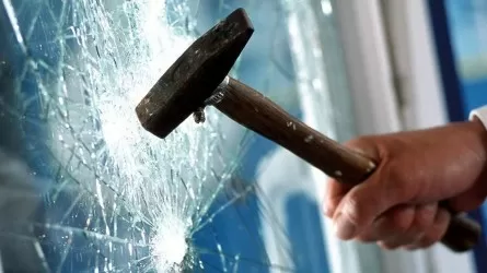 Как в Астане усиливают борьбу с вандализмом на теплых остановках 