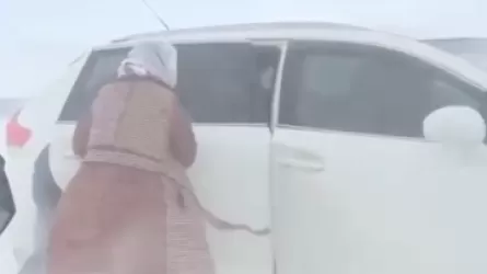 Спасатели вытащили семью из снежного заноса в Мангистауской области 