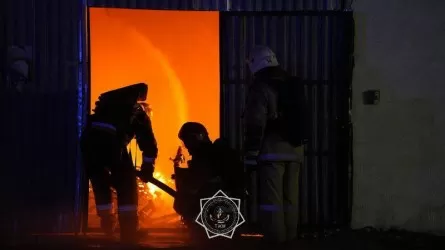 Алматыда ірі қойма өртенді