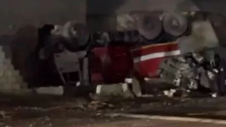 Трагедия в Жанаозене: пожарный автомобиль протаранил жилой дом