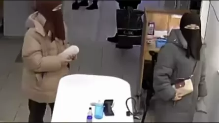 Ақтөбеде жүзін тұмшалаған 2 қыз дүкен сөресінен бірнеше телефон ұрлаған