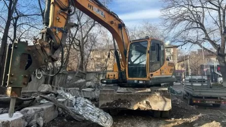 Алматының орталық бөлігінде аяқталмаған құрылыс нысаны бұзылды 
