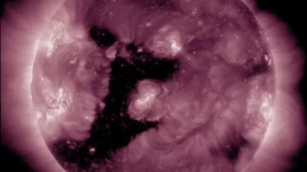 Магнитные бури усилятся: на Солнце новая аномалия 