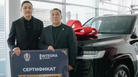 Бапкер Қайрат Сәтжановқа Астанадан пәтер мен қымбат көлік сыйға берілді