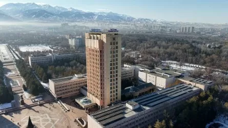 ҚазҰУ оқу корпустарының шатырына күн панельдері орнатылды