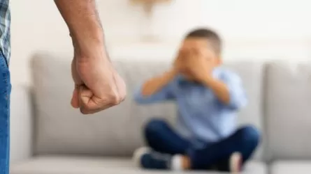 Павлодарда психоневрологиялық орталық күзетшісі 13 жасар баланы бірнеше рет соққыға жыққан