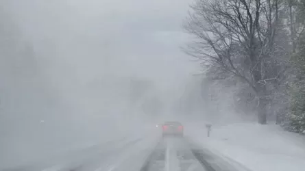 Шторм 7 января: ураганный ветер до 28 м/с и гололед угрожают дорогам Казахстана