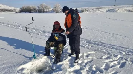 В ВКО рыбаков штрафуют за выход на лед без спасательных жилетов