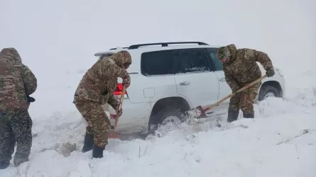 Снег, метель, гололёд: как казахстанские спасатели выручали водителей 