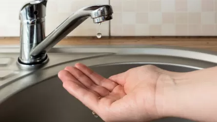 В Усть-Каменогорске продолжают устранять аварии на водопроводе 