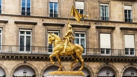 В Париже похитили часть меча у памятника Жанне д'Арк