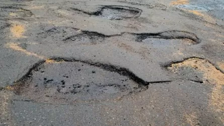 В Мангистау показали ямы на дорогах, которые стоили подрядчику крупного штрафа 
